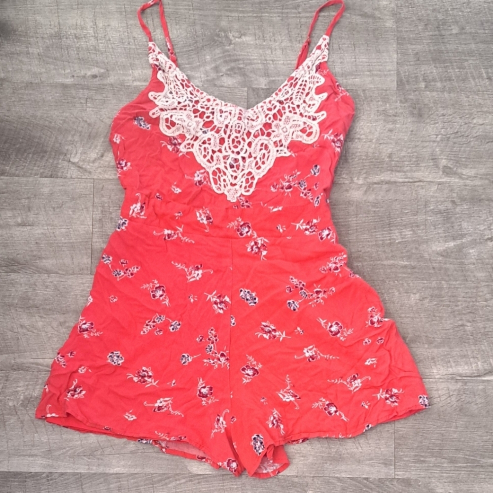 SUPER CUTE SPRING AND SUMMER VIBE WOMEN'S SIZE MEDIUM SLEEVLESS ROMPER.